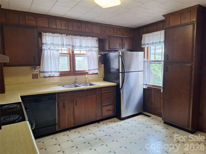 16 Shannon Drive, Asheville, NC 28803.  MLS# CAR4424244, YatesRealty ID 51015. Kitchen