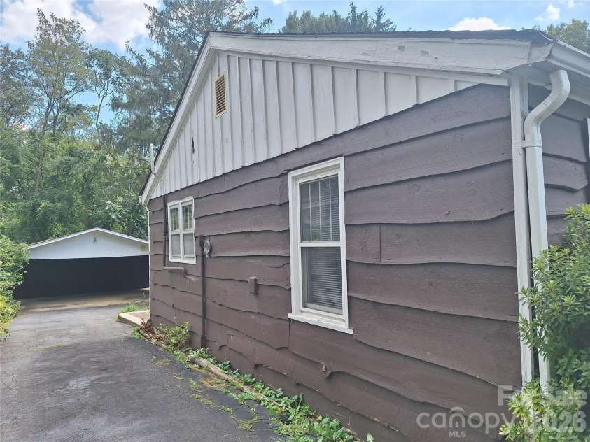 16 Shannon Drive, Asheville, NC 28803.  MLS# CAR4424244, YatesRealty ID 51015. Left side