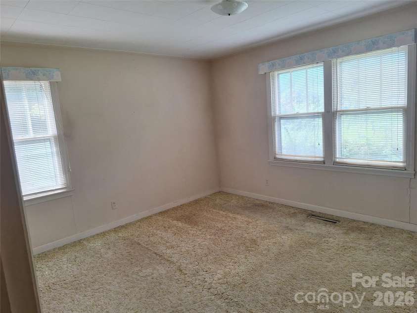16 Shannon Drive, Asheville, NC 28803.  MLS# CAR4424244, YatesRealty ID 51015. Primary bedroom