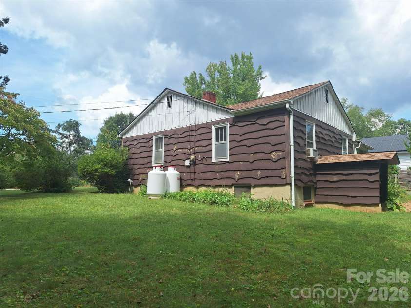16 Shannon Drive, Asheville, NC 28803.  MLS# CAR4424244, YatesRealty ID 51015. Right side
