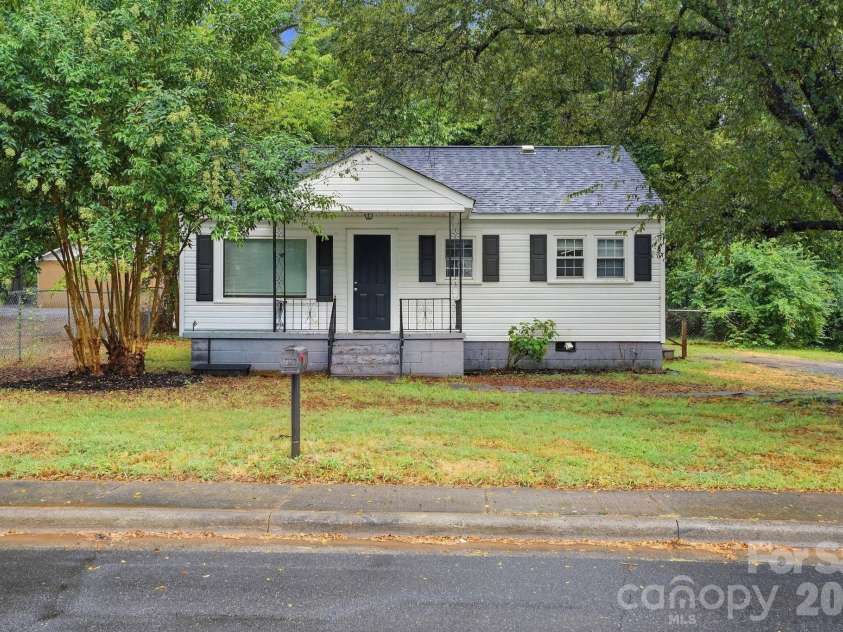 2955 Amay James Avenue, Charlotte, NC 28208.  MLS# CAR4424742, YatesRealty ID 51019. 