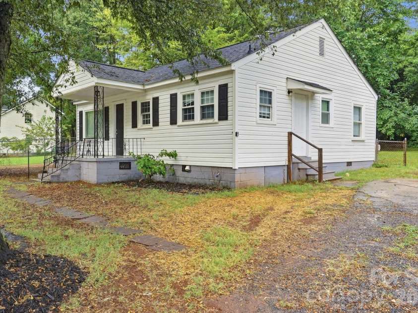 2955 Amay James Avenue, Charlotte, NC 28208.  MLS# CAR4424742, YatesRealty ID 51019. 