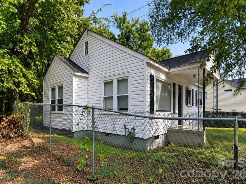 2955 Amay James Avenue, Charlotte, NC 28208.  MLS# CAR4424742, YatesRealty ID 51019. 