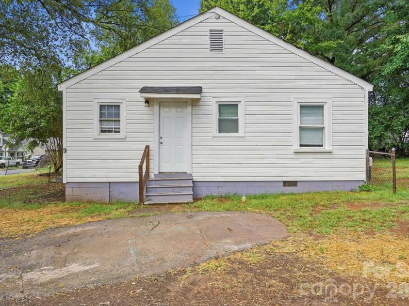 2955 Amay James Avenue, Charlotte, NC 28208.  MLS# CAR4424742, YatesRealty ID 51019. 