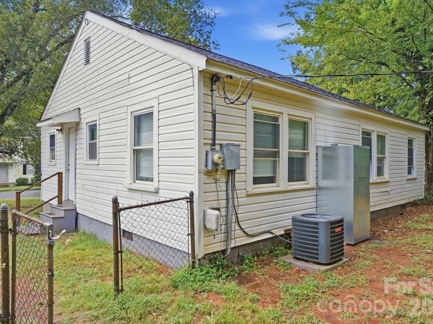 2955 Amay James Avenue, Charlotte, NC 28208.  MLS# CAR4424742, YatesRealty ID 51019. 