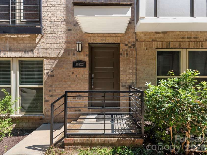 16023 Roscoe Lane, Charlotte, NC 28204.  MLS# CAR4417301, YatesRealty ID 51021. 