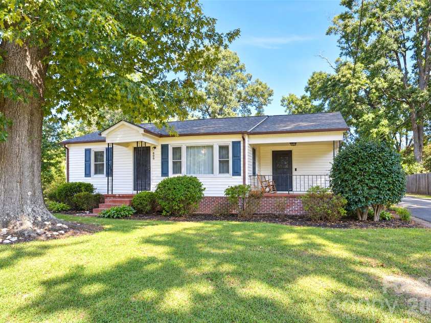 806 Applewood Street, Kannapolis, NC 28081.  MLS# CAR4425191, YatesRealty ID 51022. 
