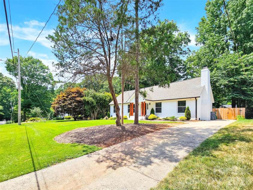 6639 Ronda Avenue, Charlotte, NC 28211.  MLS# CAR4425198, YatesRealty ID 51024. 