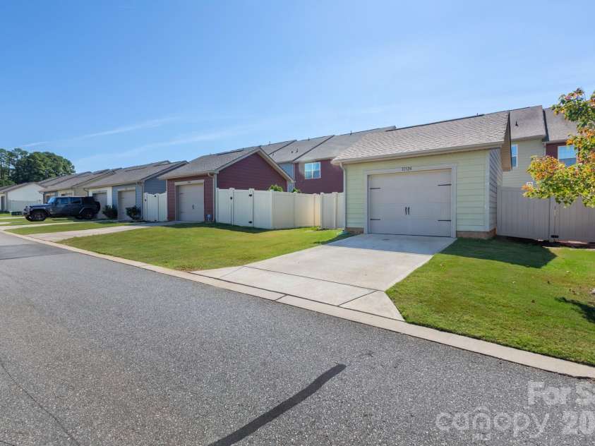 11324 Westbranch Parkway, Davidson, NC 28036.  MLS# CAR4424893, YatesRealty ID 51034. 