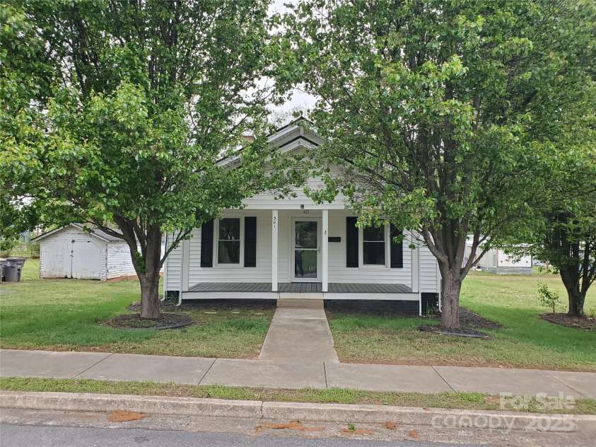 301 11th Street, Kannapolis, NC 28083.  MLS# CAR4245483, YatesRealty ID 5104. 