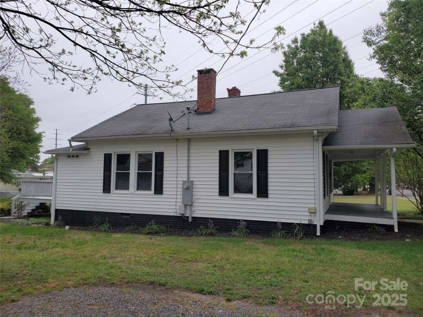 301 11th Street, Kannapolis, NC 28083.  MLS# CAR4245483, YatesRealty ID 5104. 