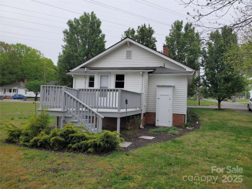 301 11th Street, Kannapolis, NC 28083.  MLS# CAR4245483, YatesRealty ID 5104. 