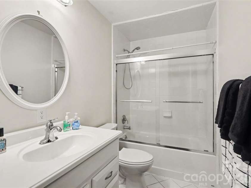 5811 Sharon Road, Charlotte, NC 28210.  MLS# CAR4424078, YatesRealty ID 51040. Full Bath 2