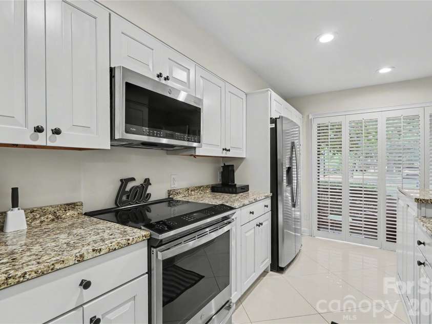 5811 Sharon Road, Charlotte, NC 28210.  MLS# CAR4424078, YatesRealty ID 51040. Kitchen