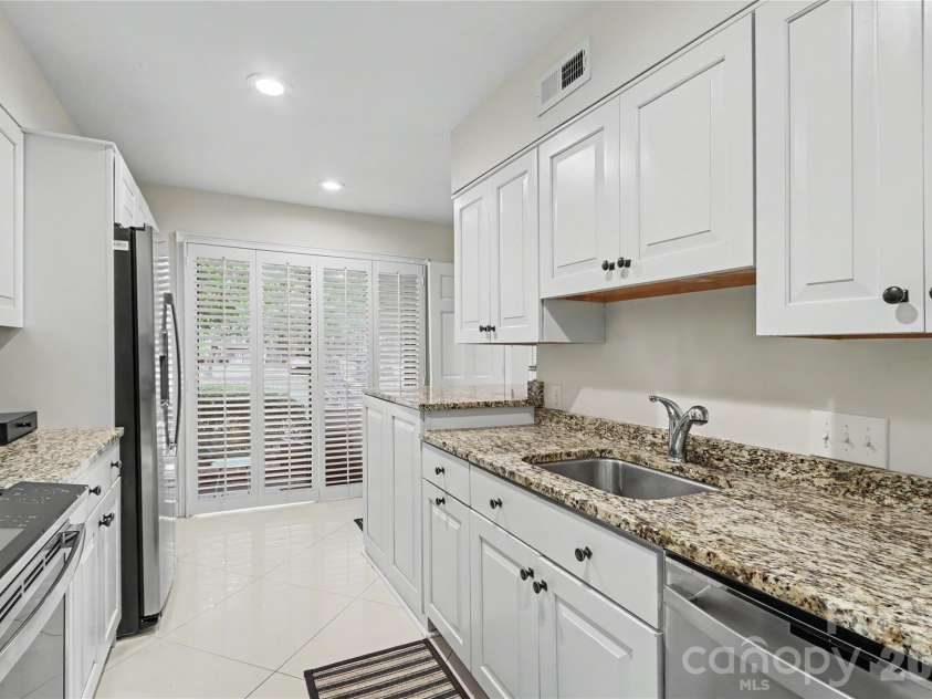 5811 Sharon Road, Charlotte, NC 28210.  MLS# CAR4424078, YatesRealty ID 51040. Kitchen