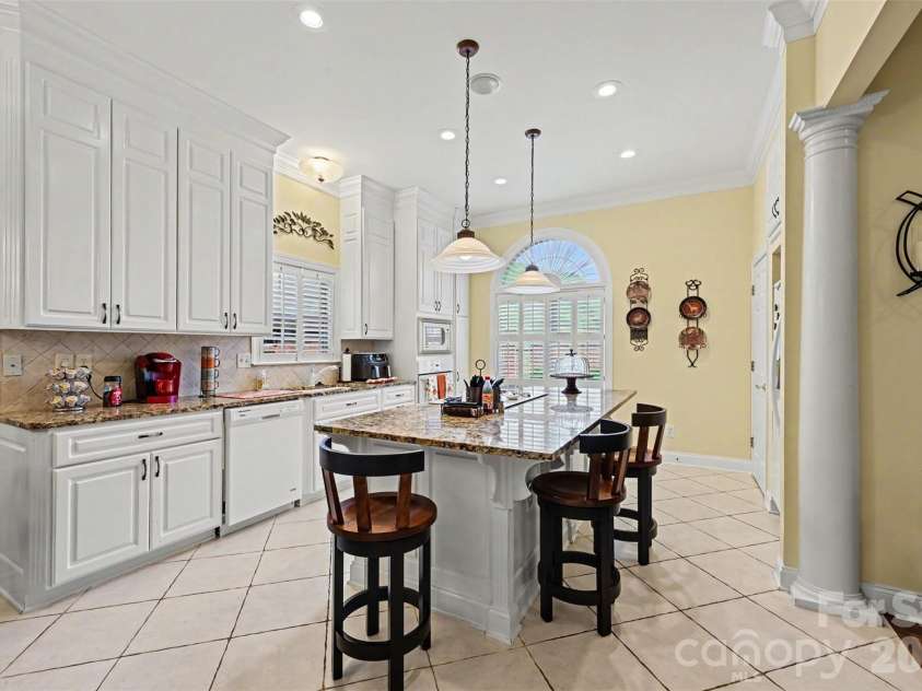 1244 Kennett Avenue, Gastonia, NC 28054.  MLS# CAR4424200, YatesRealty ID 51042. Kitchen