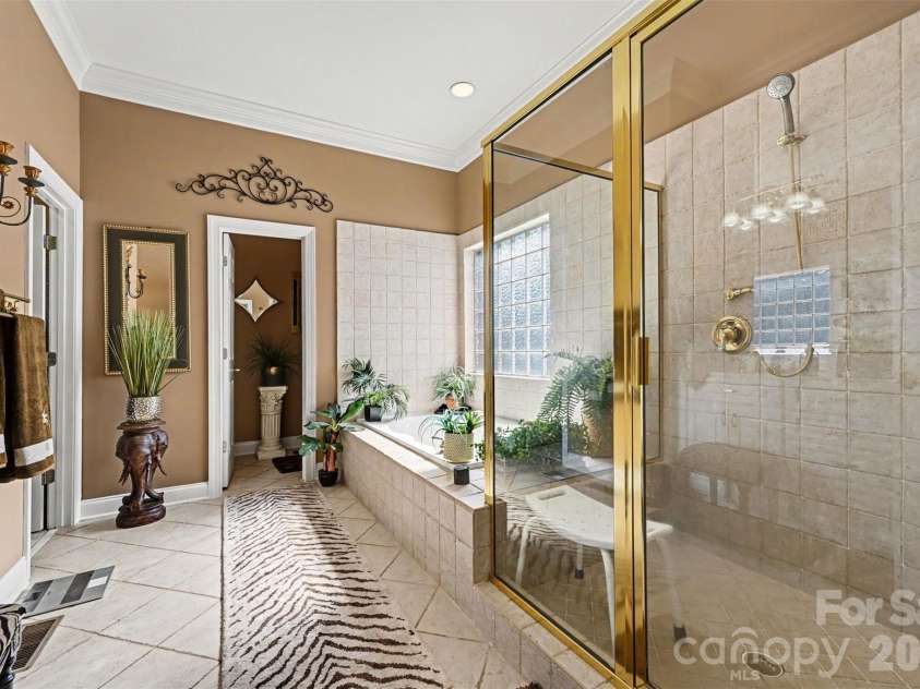 1244 Kennett Avenue, Gastonia, NC 28054.  MLS# CAR4424200, YatesRealty ID 51042. Primary Bath
