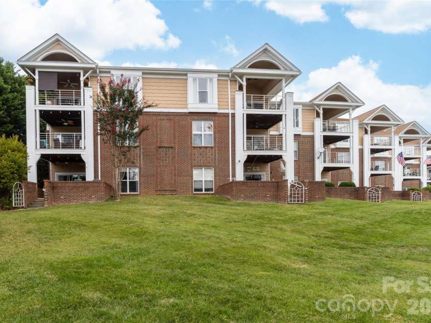 18619 Harborside Drive, Cornelius, NC 28031.  MLS# CAR4423419, YatesRealty ID 51044. 