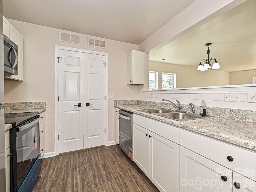 402 Jones Street, Charlotte, NC 28208.  MLS# CAR4423184, YatesRealty ID 51049. 