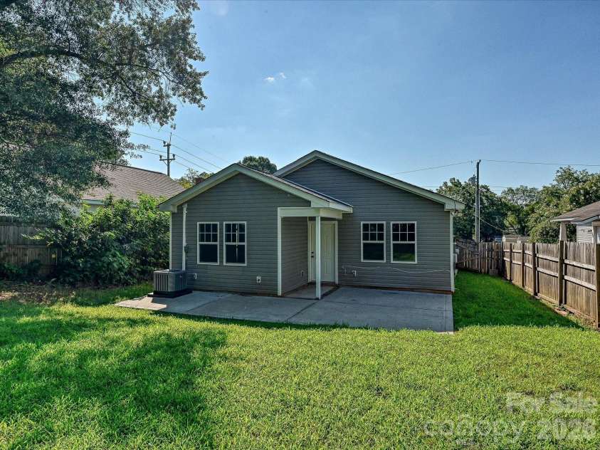 402 Jones Street, Charlotte, NC 28208.  MLS# CAR4423184, YatesRealty ID 51049. 