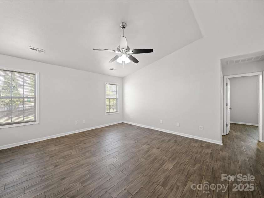 10031 Orchard Grass Court, Charlotte, NC 28278.  MLS# CAR4239438, YatesRealty ID 5105. Family room