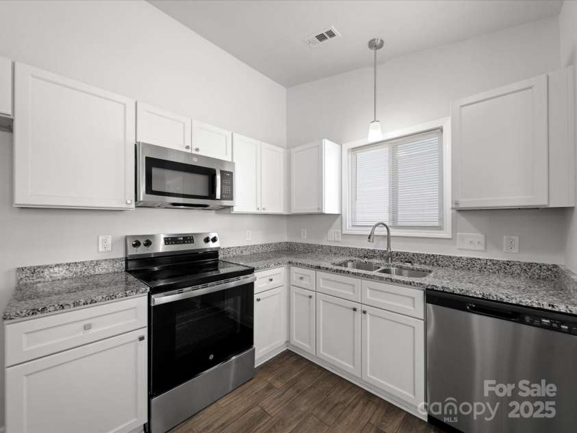 10031 Orchard Grass Court, Charlotte, NC 28278.  MLS# CAR4239438, YatesRealty ID 5105. Kitchen