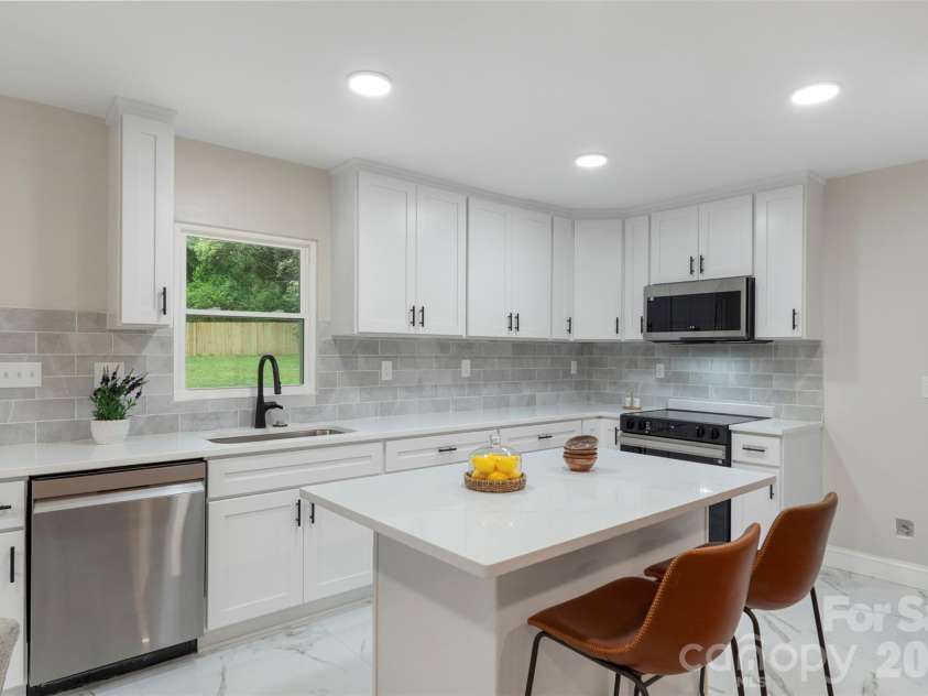 3900 Colebrook Road, Charlotte, NC 28215.  MLS# CAR4346492, YatesRealty ID 5105. 