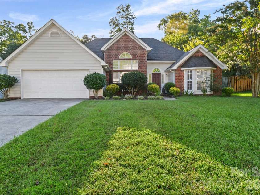 6414 Goldenblush Circle, Charlotte, NC 28269.  MLS# CAR4422176, YatesRealty ID 51051. 