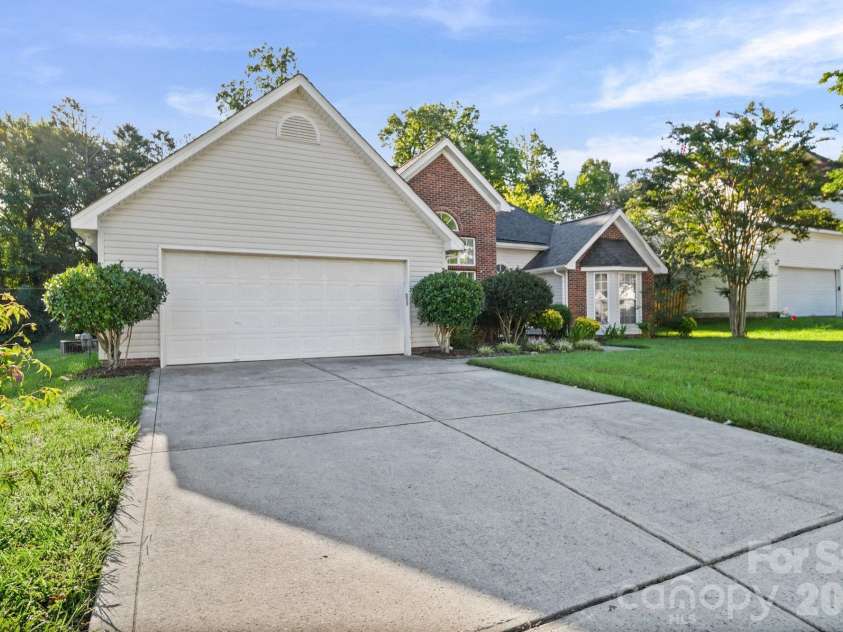 6414 Goldenblush Circle, Charlotte, NC 28269.  MLS# CAR4422176, YatesRealty ID 51051. 