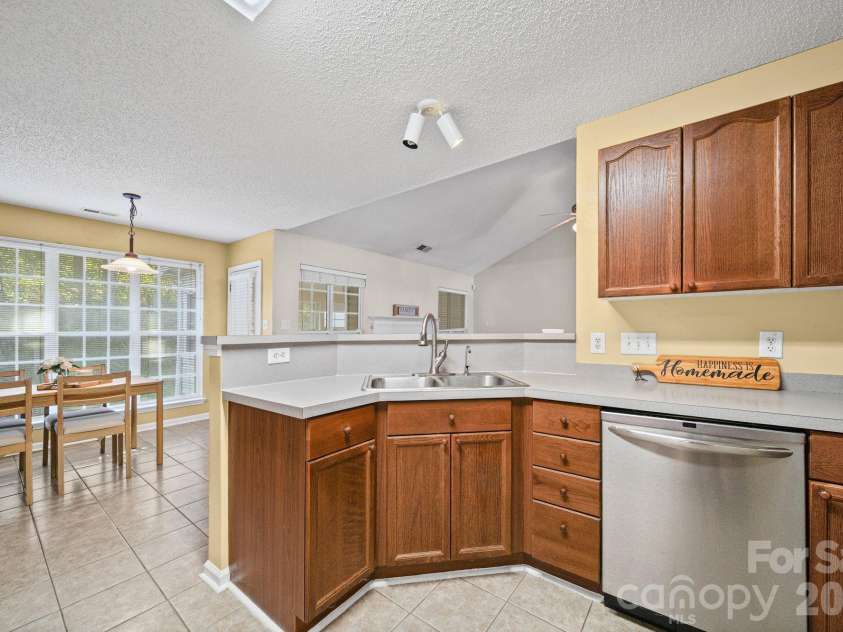 6414 Goldenblush Circle, Charlotte, NC 28269.  MLS# CAR4422176, YatesRealty ID 51051. 