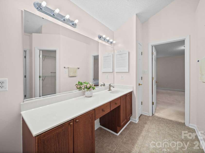 6414 Goldenblush Circle, Charlotte, NC 28269.  MLS# CAR4422176, YatesRealty ID 51051. 