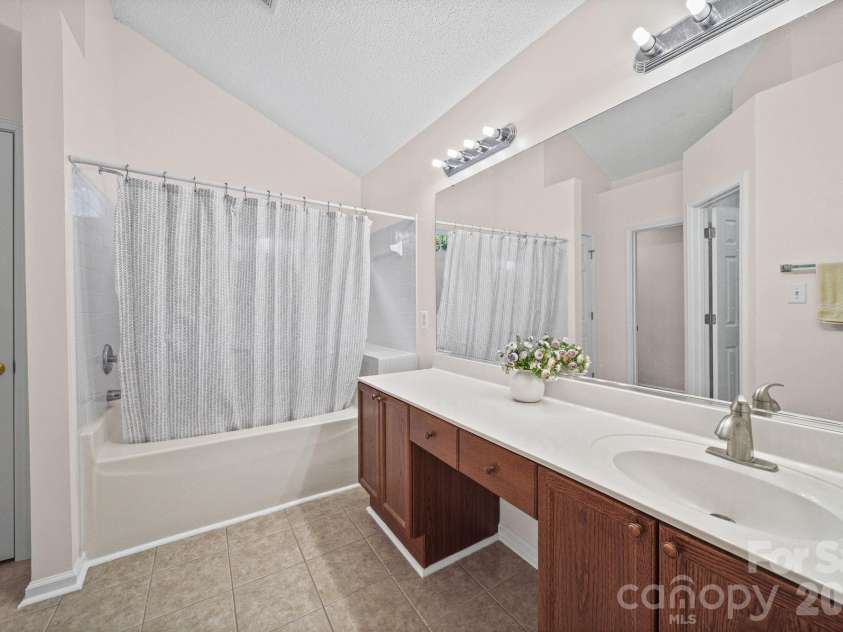 6414 Goldenblush Circle, Charlotte, NC 28269.  MLS# CAR4422176, YatesRealty ID 51051. 