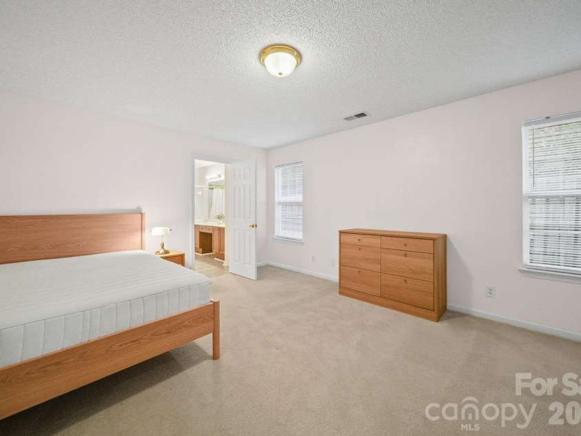 6414 Goldenblush Circle, Charlotte, NC 28269.  MLS# CAR4422176, YatesRealty ID 51051. 
