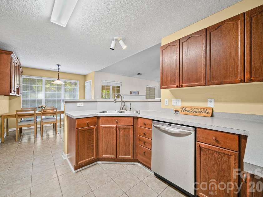 6414 Goldenblush Circle, Charlotte, NC 28269.  MLS# CAR4422176, YatesRealty ID 51051. 