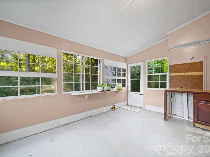 6414 Goldenblush Circle, Charlotte, NC 28269.  MLS# CAR4422176, YatesRealty ID 51051. 