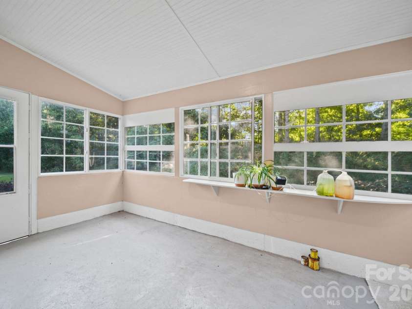 6414 Goldenblush Circle, Charlotte, NC 28269.  MLS# CAR4422176, YatesRealty ID 51051. 