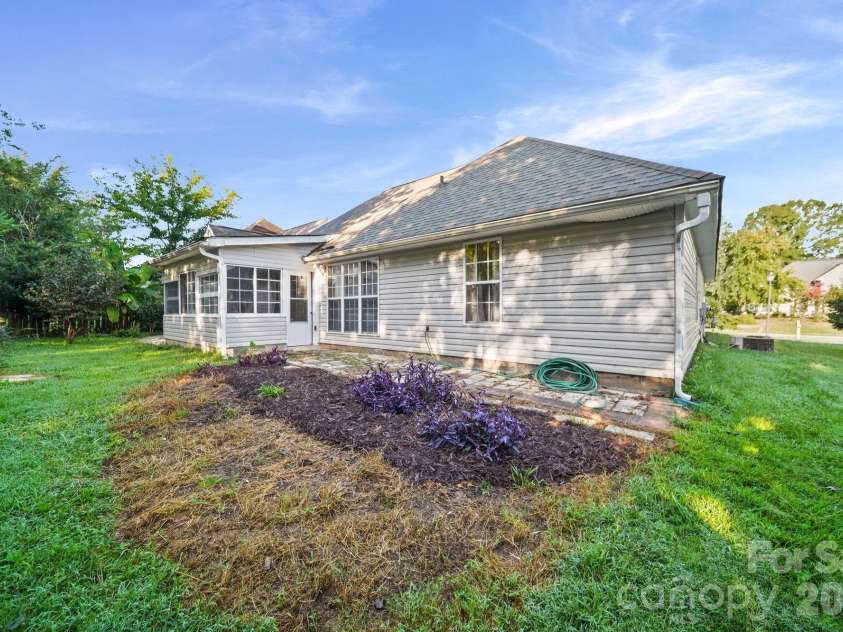 6414 Goldenblush Circle, Charlotte, NC 28269.  MLS# CAR4422176, YatesRealty ID 51051. 
