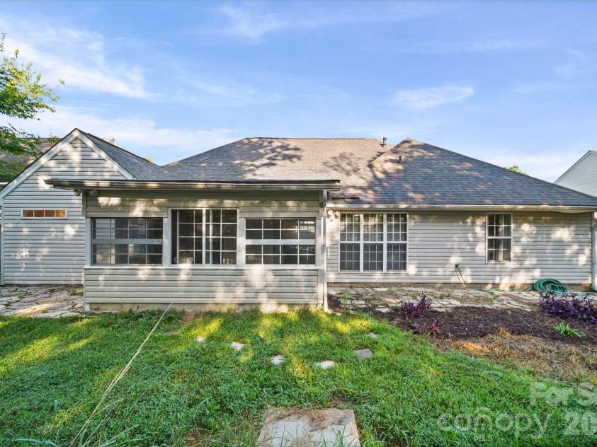 6414 Goldenblush Circle, Charlotte, NC 28269.  MLS# CAR4422176, YatesRealty ID 51051. 