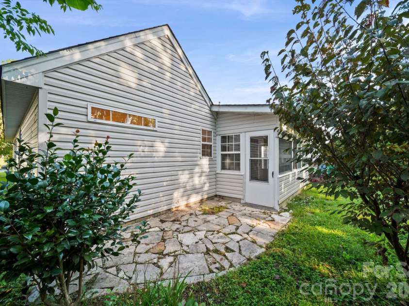 6414 Goldenblush Circle, Charlotte, NC 28269.  MLS# CAR4422176, YatesRealty ID 51051. 