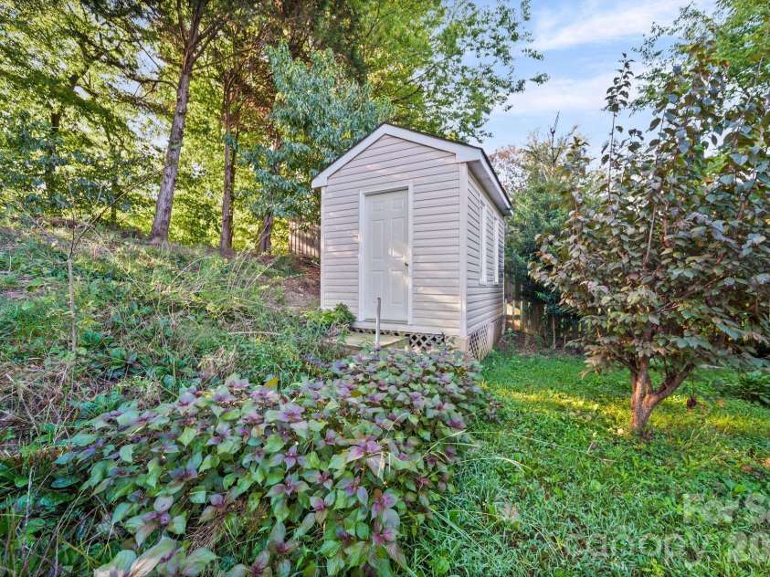 6414 Goldenblush Circle, Charlotte, NC 28269.  MLS# CAR4422176, YatesRealty ID 51051. 