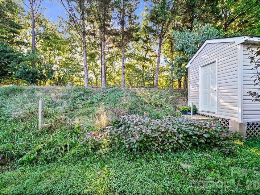 6414 Goldenblush Circle, Charlotte, NC 28269.  MLS# CAR4422176, YatesRealty ID 51051. 