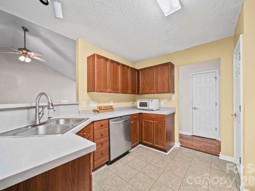 6414 Goldenblush Circle, Charlotte, NC 28269.  MLS# CAR4422176, YatesRealty ID 51051. 