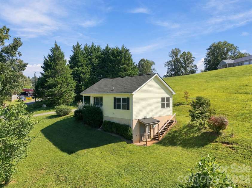 117 Ho Hum Way, Leicester, NC 28748.  MLS# CAR4422890, YatesRealty ID 51054. 