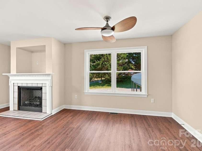 117 Ho Hum Way, Leicester, NC 28748.  MLS# CAR4422890, YatesRealty ID 51054. 