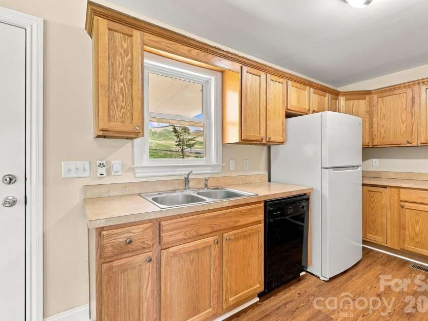 117 Ho Hum Way, Leicester, NC 28748.  MLS# CAR4422890, YatesRealty ID 51054. 