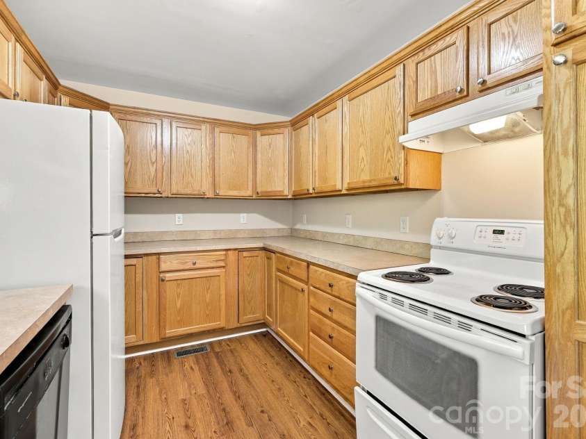 117 Ho Hum Way, Leicester, NC 28748.  MLS# CAR4422890, YatesRealty ID 51054. 