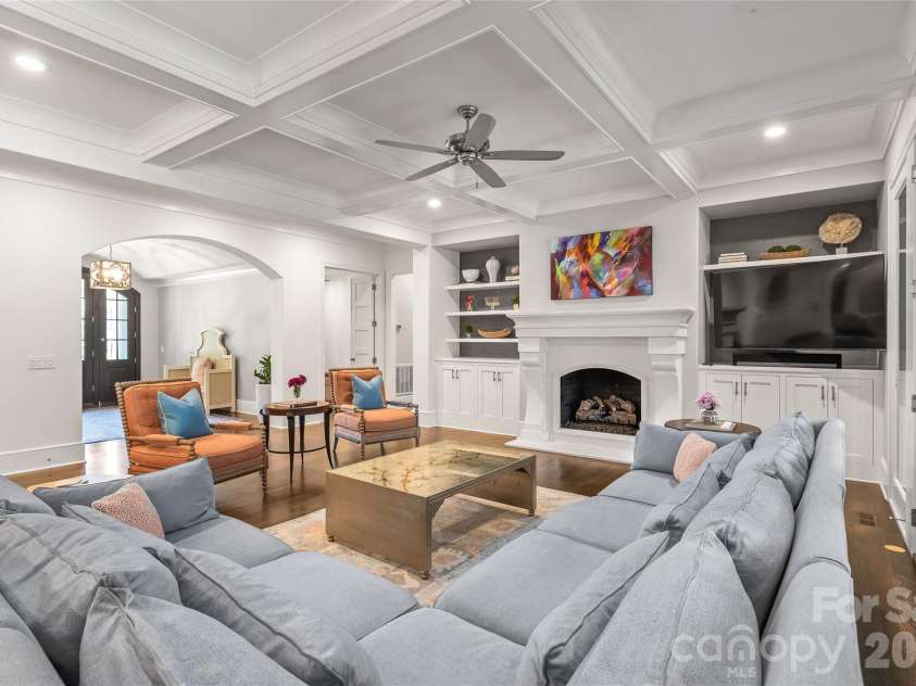 2800 Wintergreen Drive, Charlotte, NC 28211.  MLS# CAR4410831, YatesRealty ID 51056. 