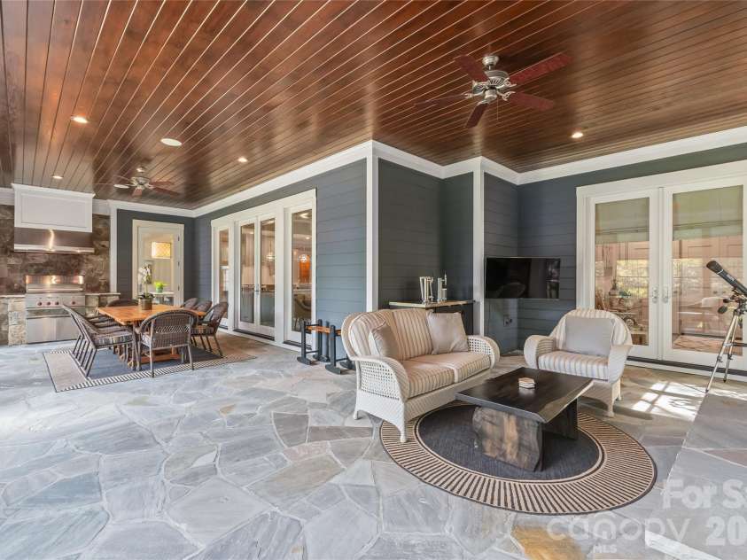 2800 Wintergreen Drive, Charlotte, NC 28211.  MLS# CAR4410831, YatesRealty ID 51056. 
