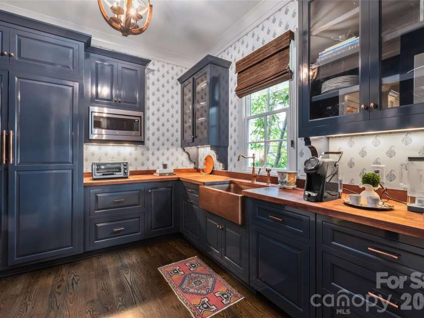 2800 Wintergreen Drive, Charlotte, NC 28211.  MLS# CAR4410831, YatesRealty ID 51056. A well appointed Scullery connects the kitchen and formal dining room. Plus it keeps the main space tidy when entertaining.