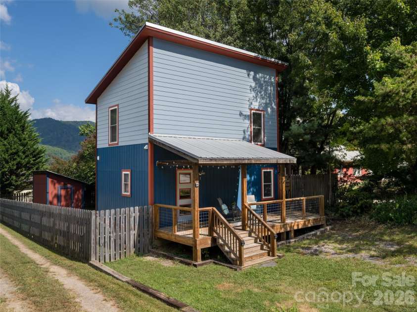 1 Half Moon Drive, Swannanoa, NC 28778.  MLS# CAR4424834, YatesRealty ID 51065. 